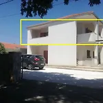 House Laluna Gustirna