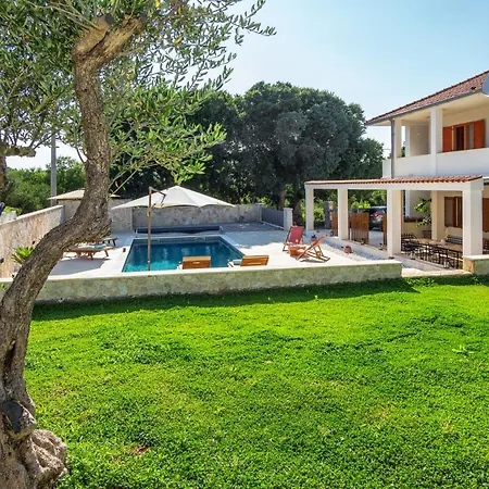 House Laluna Gustirna
